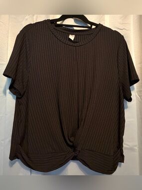 *FREE with Purchase* Ribbed Twist-Front Cropped Short Sleeve Top - Black